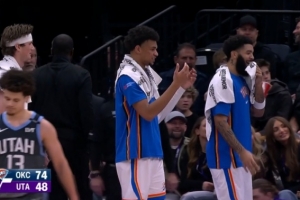 窒息防守！卡森·華萊士逼搶生斷一個(gè) 可惜維金斯空接超時(shí)了