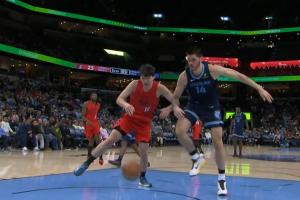 球沒(méi)拿穩(wěn)！楊瀚森搶籃板被埃迪掏掉 隨后又被砸到身上出界