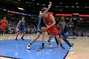 斯普利特：想挑戰(zhàn)楊瀚森被埃迪打到面部那次判罰 裁判沒給我時(shí)間