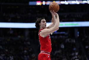 不太行！吉迪15中6拿到18分5助出現(xiàn)4失誤 正負(fù)值-21