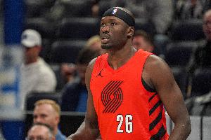 上來(lái)就敢投！里斯替補(bǔ)10分30秒 三分3中2拿到6分1板