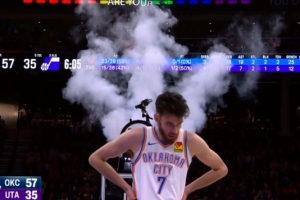 來點(diǎn)兒氣氛！切特快攻輕扣 籃筐上的煙霧機(jī)啟動(dòng)致比賽暫停