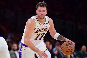 77打77！東契奇強(qiáng)攻埃奇庫(kù)姆 遭遇馬克西協(xié)防大帽