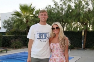 浪漫！23歲埃弗頓后衛(wèi)布蘭斯維特與女友訂婚，地點在迪拜酒店