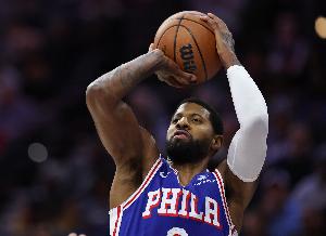 攻守兼?zhèn)?！保羅·喬治半場5中2拿到7分4板2斷 正負(fù)值+5