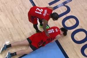 拓記：裁判不會(huì)讓你輸23分 灰熊也不是靠裁判才贏下的比賽