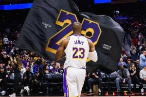 關(guān)鍵先生！湖人官推曬海報致敬詹姆斯：連續(xù)關(guān)鍵球 這就是第23季