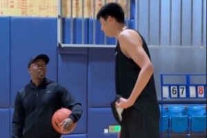 三分球技能也有了！廣州男籃主教練親自特訓徐昕