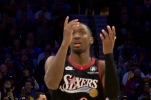 又快又強(qiáng)！馬克西快速反擊+對抗急停后仰中投 打停湖人！