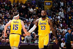 二人轉！里夫斯送擊地妙傳 詹姆斯接球順下輕松上籃