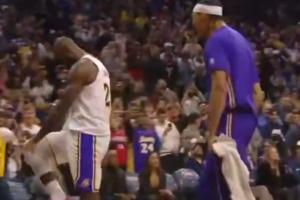 你干嘛！詹姆斯豪邁慶祝再踩霸王步 沒踩完被海斯推一把中斷了！