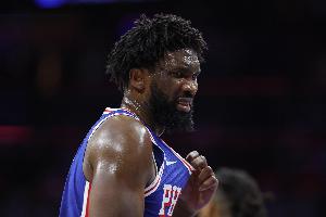 砸歪籃筐！恩比德21投僅4中拿到16分7板 三分5中0