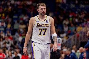 小伙子還得練！埃奇庫姆伸手試圖斷球 東契奇直接起手拿到三罰