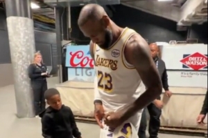 這個(gè)我也想要！小球迷拿著詹姆斯球衣 后者特意停步為他送上親簽