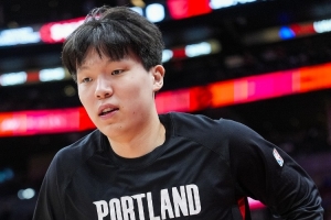 隊記：楊瀚森新秀賽季表現(xiàn)有起伏很正常 弗拉格首秀時也打得糟糕