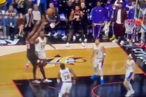 堪比本西籃下傳球！恩比德關(guān)鍵背打里夫斯 到禁區(qū)卻轉(zhuǎn)身跳投不中