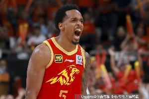 手感火熱！小巴里·布朗首節(jié)3記三分球轟下11分1板1助1斷