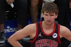 開始準(zhǔn)備扣籃大賽？布澤利斯突破晃動(dòng) 起飛直接隔扣波斯特