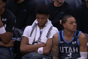 等很久了！爵士主場(chǎng)計(jì)時(shí)器損壞 球員場(chǎng)下等候&杰林威甚至開始拼圖