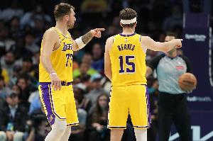 東契奇5個(gè)失誤？里夫斯：這并不差 因?yàn)樗厍驎r(shí)間很長(zhǎng)