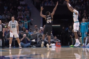 破荒！布蘭登·米勒三分命中還造成犯規(guī) 加罰也有打成3+1