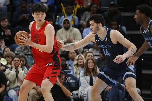 拓媒：對比上下半場表現(xiàn)感覺楊瀚森贏了 他面對強(qiáng)大對手毫不畏懼