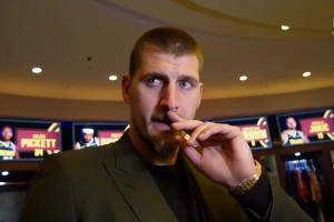 逆天大長腿搶鏡！綠軍股東何猷君與女友奚夢(mèng)瑤出席球隊(duì)慈善晚宴