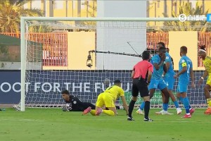 C羅機敏走位找到落點，頭球攻門可惜稍正被撲