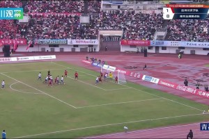這有點(diǎn)。。中甲佛山南獅門將2分鐘內(nèi)連續(xù)接高空球失誤，最終送禮