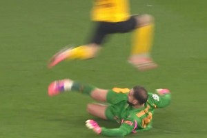 休想進(jìn)球！曼城官方怒贊多納魯馬這次兩連鏟