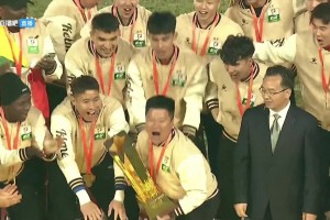 冠軍全家福??！中甲冠軍遼寧鐵人全隊(duì)與獎(jiǎng)杯合影留念