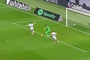 大模型門將也能秀花活！什琴斯尼這球，真的太秀了！