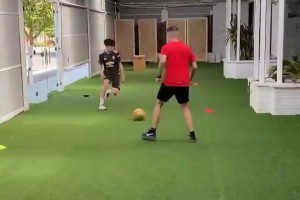 某曼城球員對戰(zhàn)利物浦時進(jìn)了不可思議的一球，還認(rèn)得出他嗎？