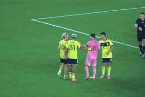 惹怒球王的后果！對(duì)手和梅西起爭執(zhí)，后果就是被梅西穿襠兩次