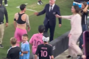特朗普的孫子們搶著和梅西握手??