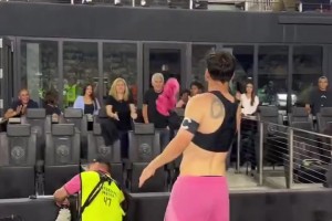 原來是給了媽媽！梅西賽后沒有交換球衣，而是給了現(xiàn)場觀賽的父母