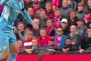 B席曾連續(xù)上演“圓規(guī)秀”令紅軍眾將無從招架??