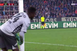 沒辦法！對(duì)手遠(yuǎn)射世界波，奧納納目送皮球入網(wǎng)