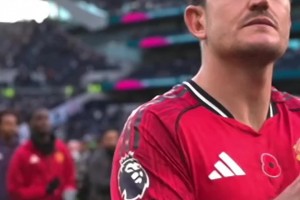 走在正確的道路！賽后曼聯(lián)全隊(duì)謝場時(shí)球迷給與掌聲鼓勵(lì)