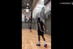 平行世界！假如哈登是右手投籃！依舊是流暢絲滑啊~