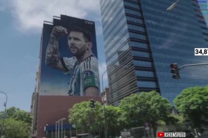 節(jié)目效果炸裂！甲亢哥此前剛到阿根廷就看到梅西巨型廣告墻！