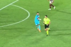 被暴力犯規(guī)都不吹！內(nèi)馬爾怒了沖裁判揮拳??