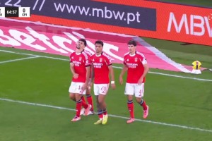 ??太逆天了！對手點球不進，本菲卡后衛(wèi)解圍“打進”自家球門！