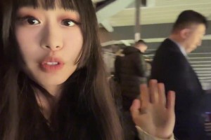 大老師實(shí)拍詹俊和劉越解說曼城比賽，詹俊臉色看著不太好~