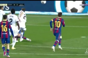 經(jīng)典時刻！梅西放棄戴帽讓點給格里茲曼！格子隨后又抱了一下梅西