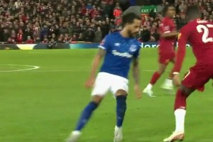 完美的弧線！柯蒂斯瓊斯當(dāng)年橫空出世的一腳！解說瞬間沸騰！