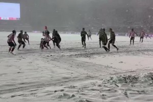 暴雪擋不住足球的熱情！現(xiàn)場感受雪中倒鉤破門奪得總冠軍??