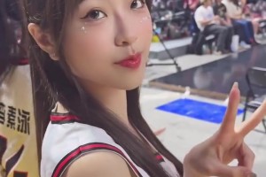 畫面喜感！最后時(shí)刻，泰倫-盧將戰(zhàn)術(shù)板交給助教范甘迪，自己站在一旁