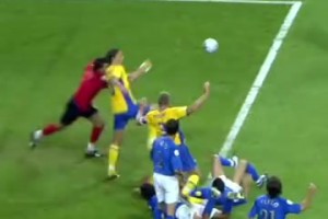 天才與惡棍一線之隔！伊布的經(jīng)典神來之筆進(jìn)球！超強(qiáng)的身體控制！