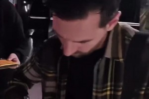 梅西哪怕偷偷到諾坎普都會被球迷找到，在停車場給巴薩球迷簽名~